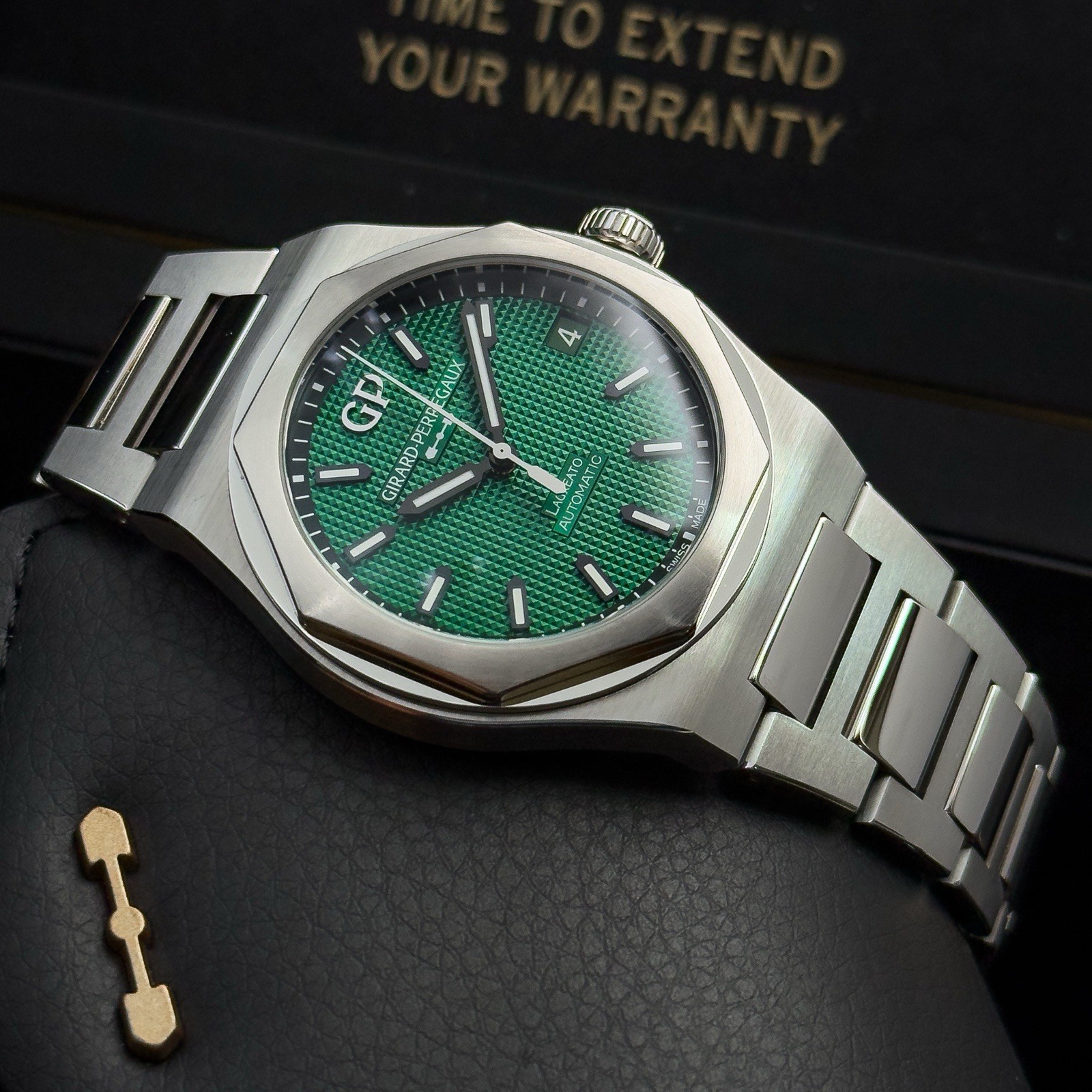 2025 Girard-Perregaux Laureato Green Dail 42mm 81010-11-3153-1CM Complete Set