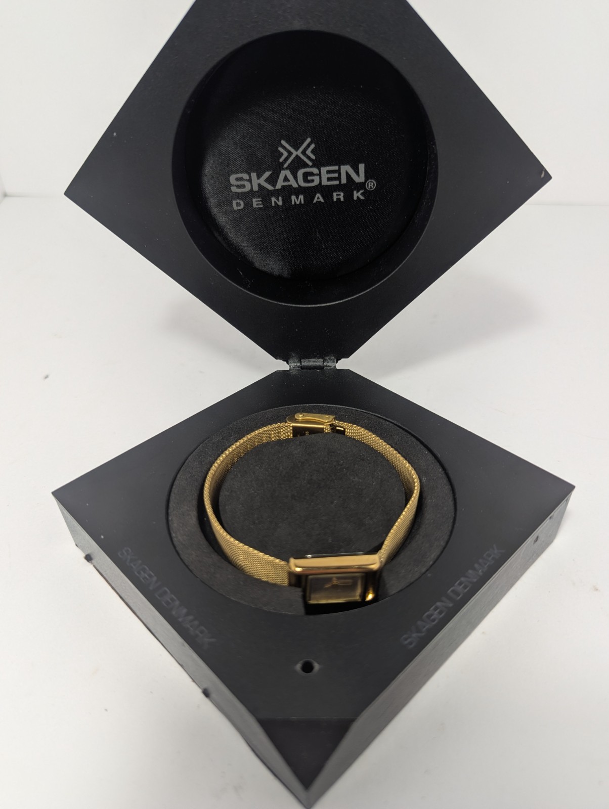 Skagen Denmark Ultra-Slim Gold-Plated Stainless Case Quartz Movement Wristwatch