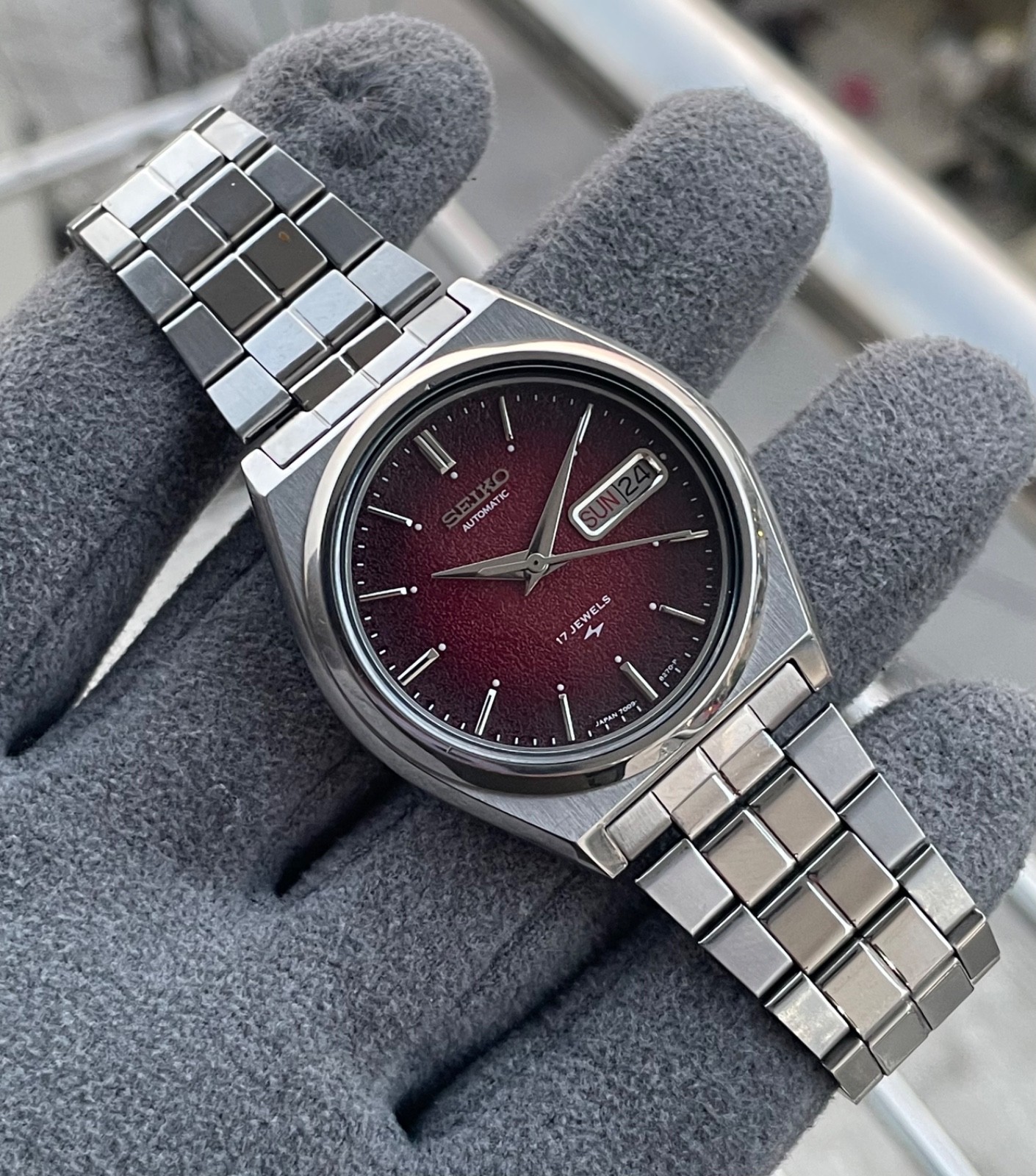 Rare Seiko 5 Red Texture Dial Cal 7009 17 Jewels Wrist Watch Mens Japan