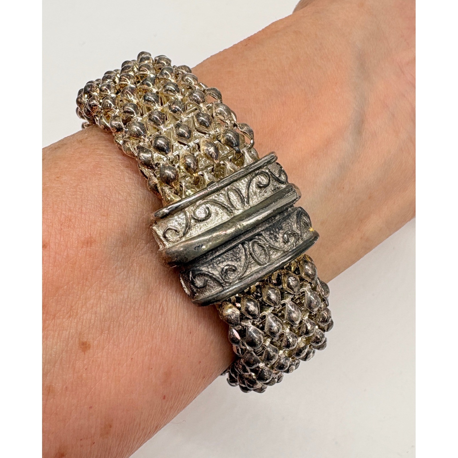 Geneva Quartz Watch Silver Tone Popcorn Mesh Magnetic Clasp Filigree Band Mens
