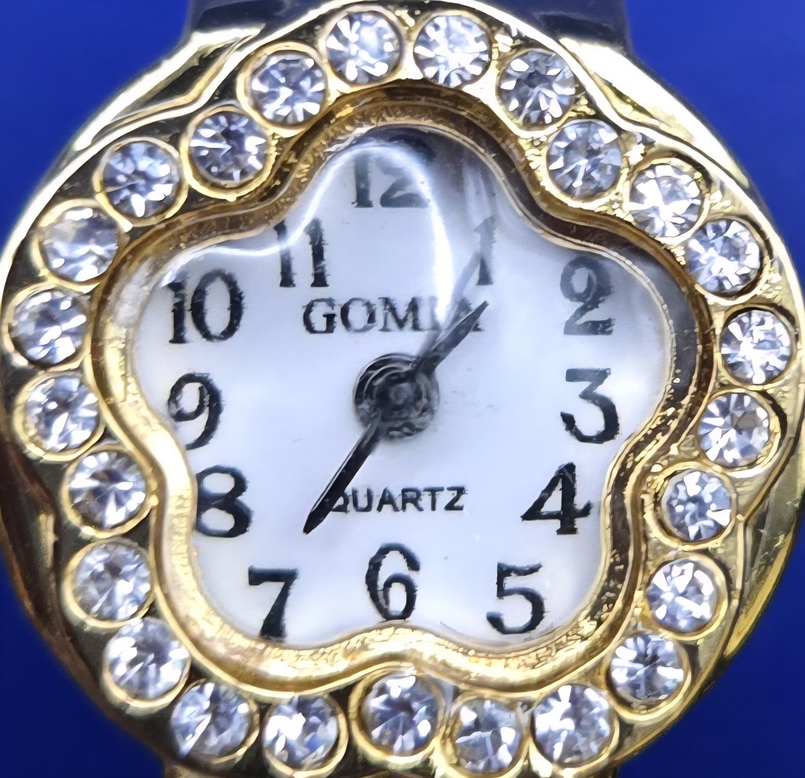 GOMIA Gold Tone & Crystal Accents Quartz Ring Watch w/Stretch Band *WORKS* 💍