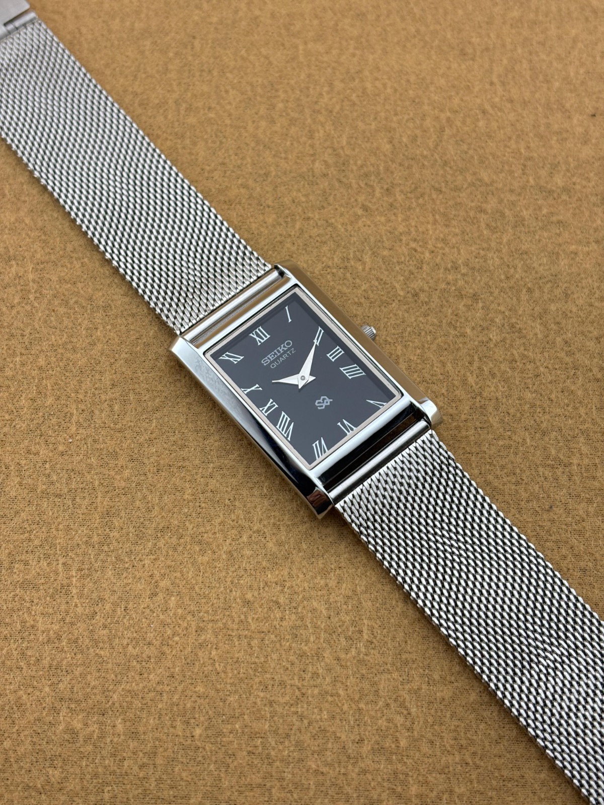 BLACK SILVER Vintage Seiko Slim Quartz Men’s Wristwatch