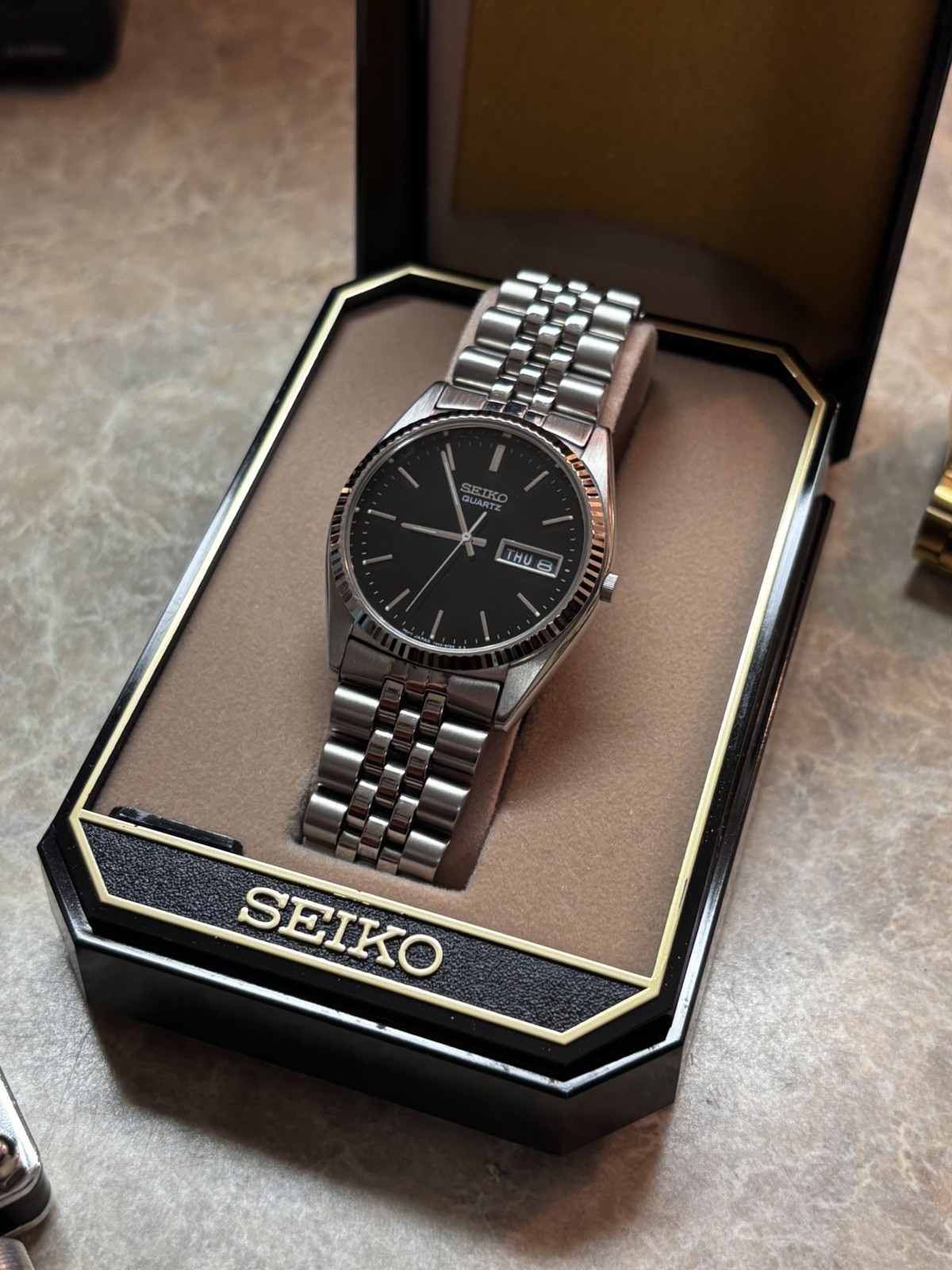 RARE VINTAGE SEIKO QUARTZ 7N43-8A40 DAY/DATE BLACK/SILVER 35MM MEN’S WATCH