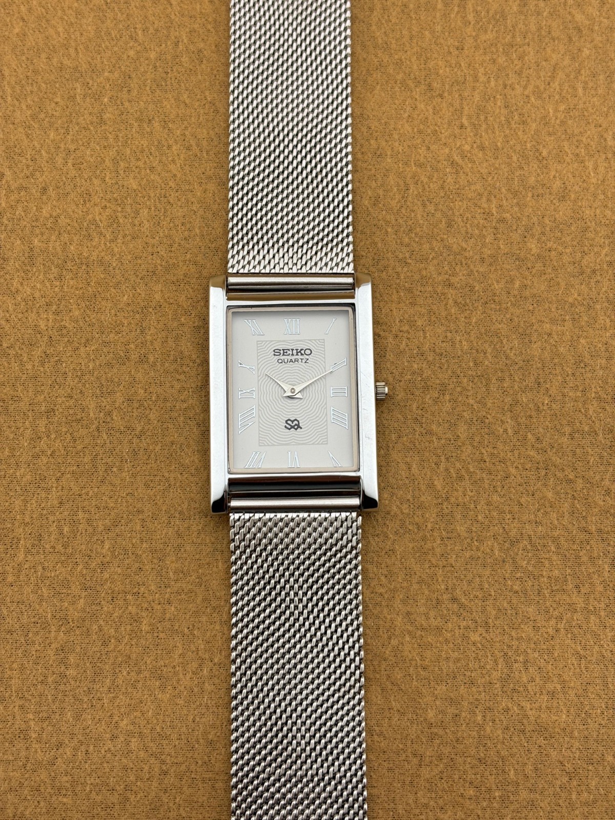 WHITE DIAL Vintage Seiko Slim Quartz men’s Wrist Watch