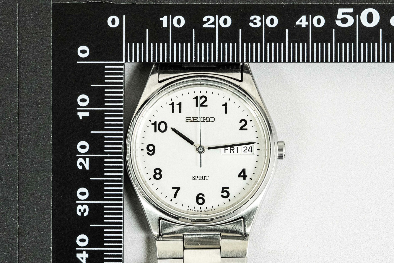 Vintage 1995 *NEAR MINT* SEIKO SPIRIT 7N48-7A00 Quartz Day/Date Arabic 33mm Mens