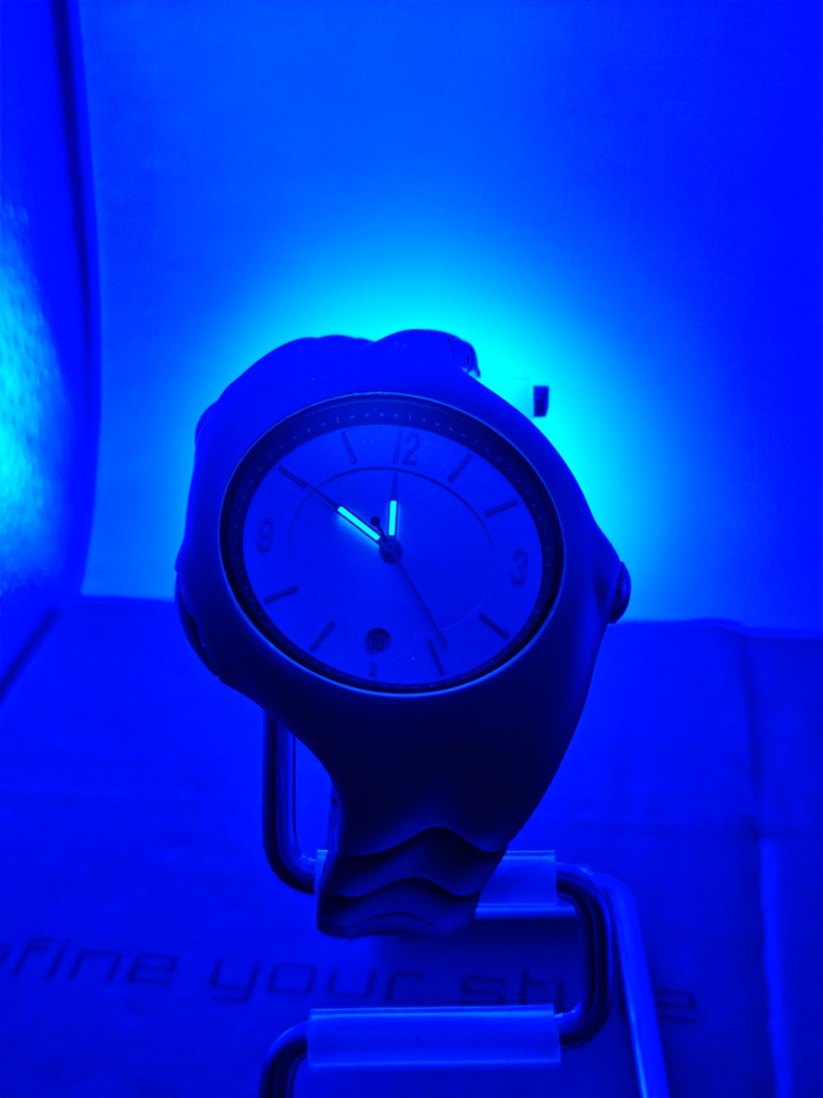 BenlyDesign X5000Q – Möbius-Inspired Retro-Futuristic Quartz Watch