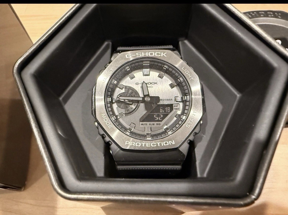 *BRAND NEW* Casio G-Shock Steel Silver-tone Dial Resin Men’s Watch GM2100-1ASW