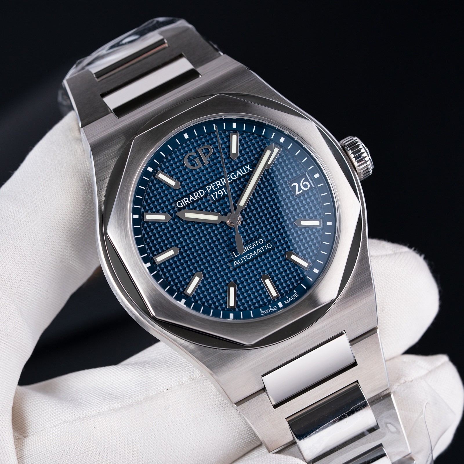 Girard-Perregaux Laureato 42mm Blue Dial 81010-11-431-11A NEW 2025