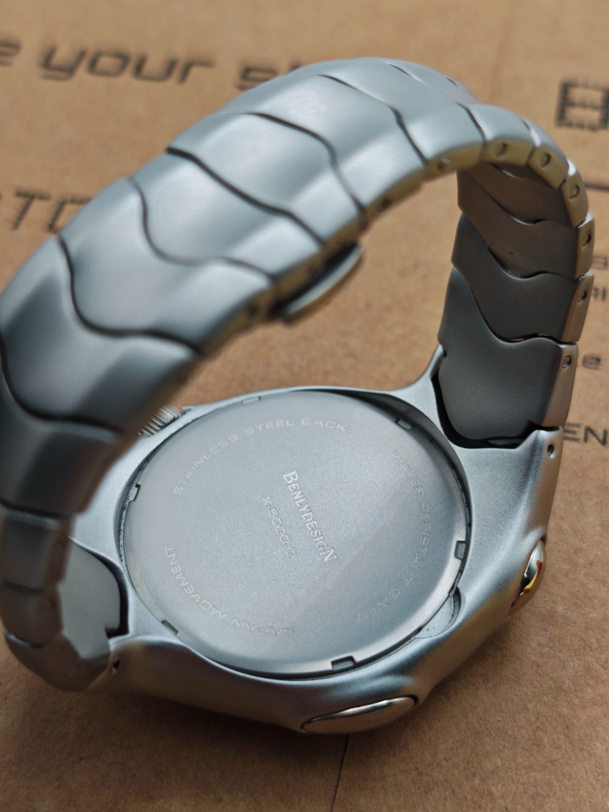 BenlyDesign X5000Q – Möbius-Inspired Retro-Futuristic Quartz Watch