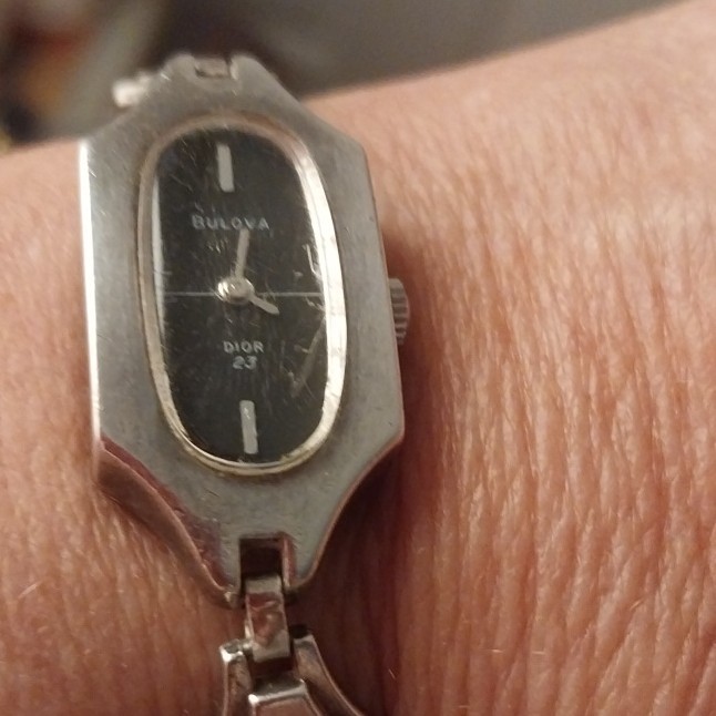 Women’s Dress Analog Wristwatch Silver Tone Metal Bracelet Black Dial