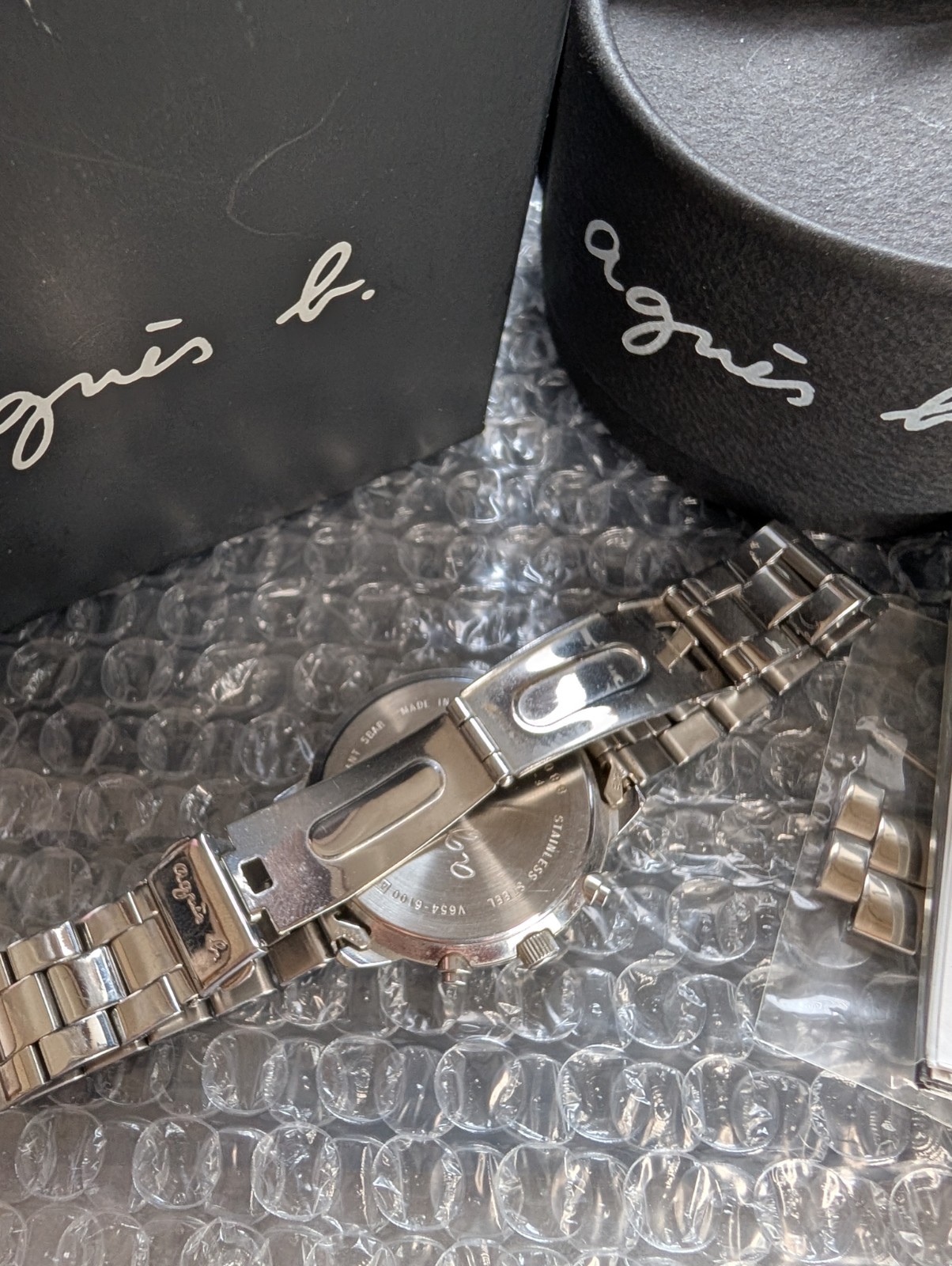 agnes.b v654 quartz wristwatch