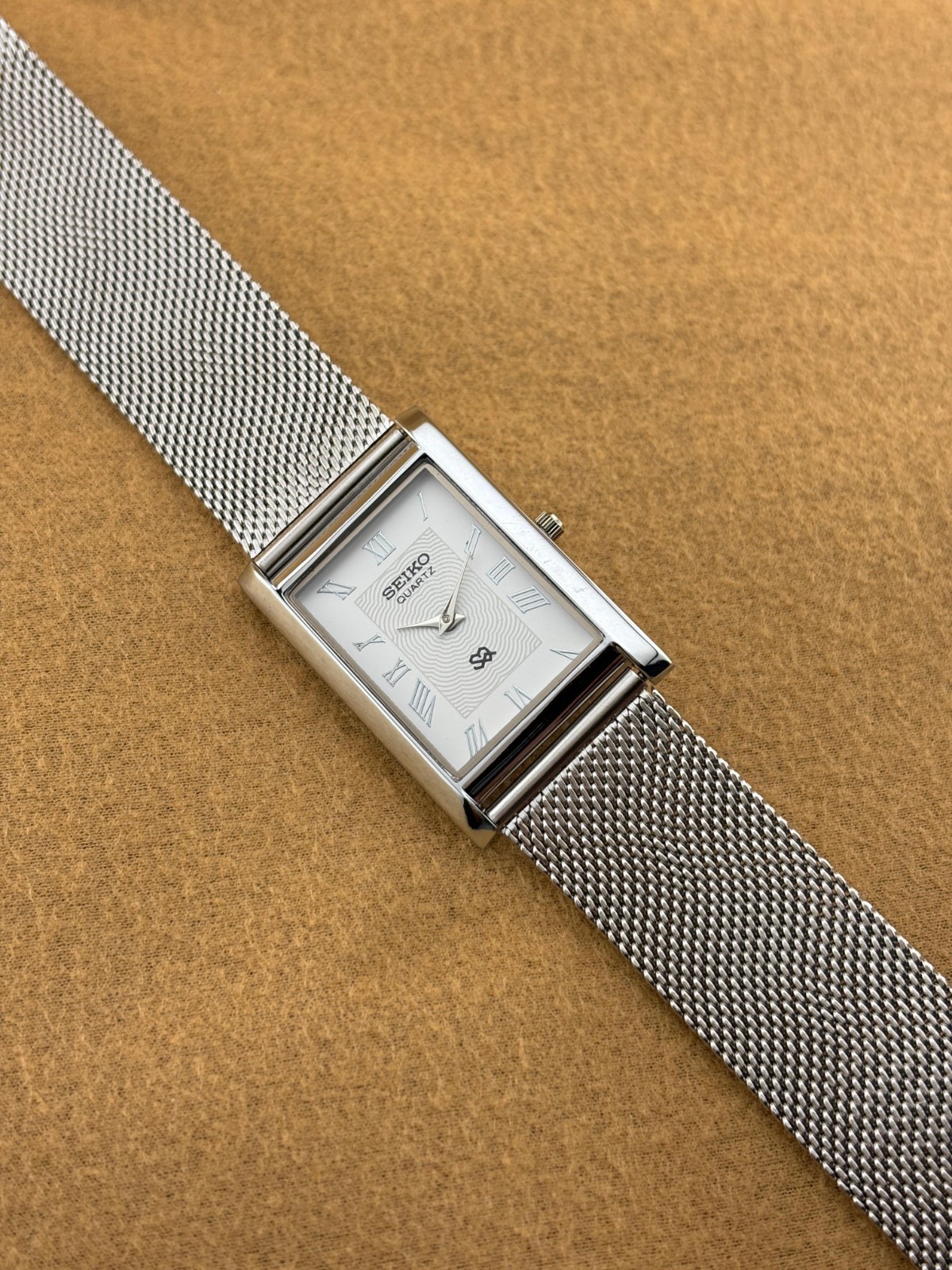WHITE DIAL Vintage Seiko Slim Quartz men’s Wrist Watch