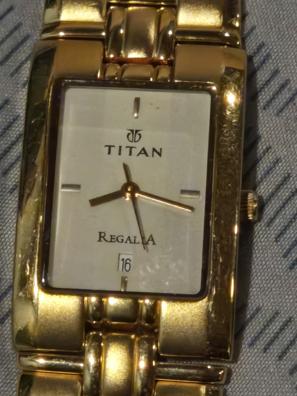 Titan Regalia Men’s Analog Watch White Dial 1124yea India