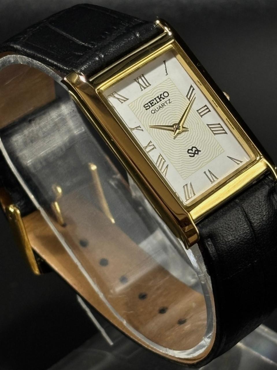 Vintage Seiko Slim Quartz Men’s Wristwatch With Free DDP Shipping