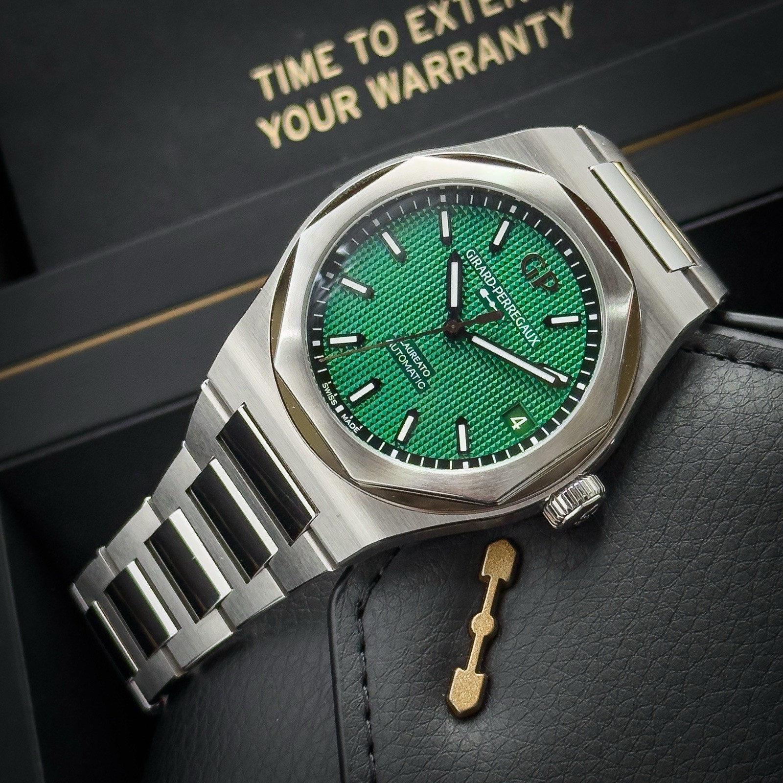 2025 Girard-Perregaux Laureato Green Dail 42mm 81010-11-3153-1CM Complete Set