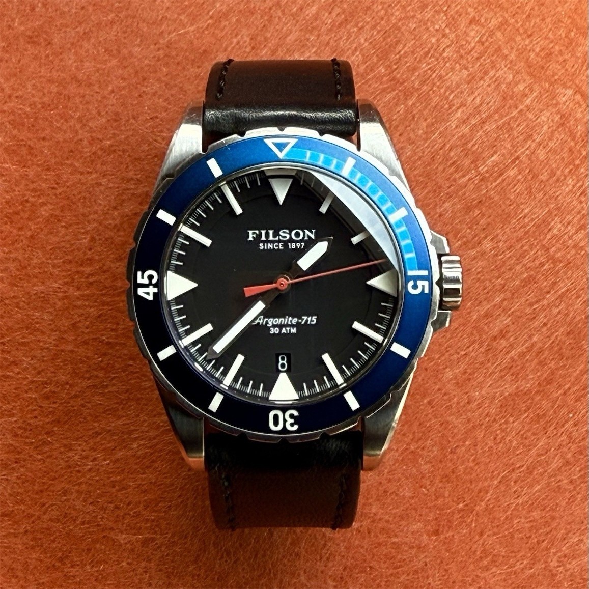 Filson Dutch Harbor – Argonite 715 Quartz 300m Diver 43mm Case