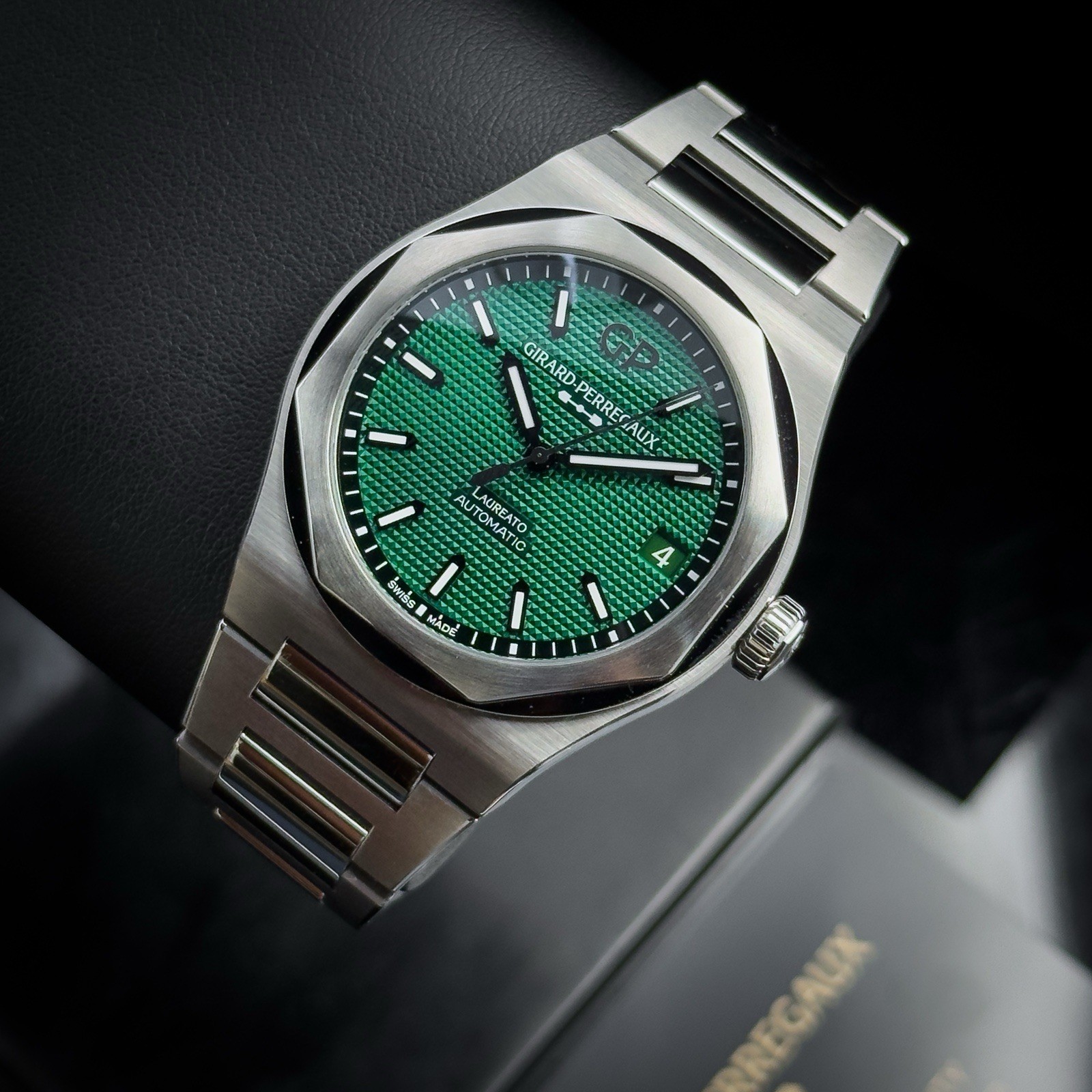 2025 Girard-Perregaux Laureato Green Dail 42mm 81010-11-3153-1CM Complete Set