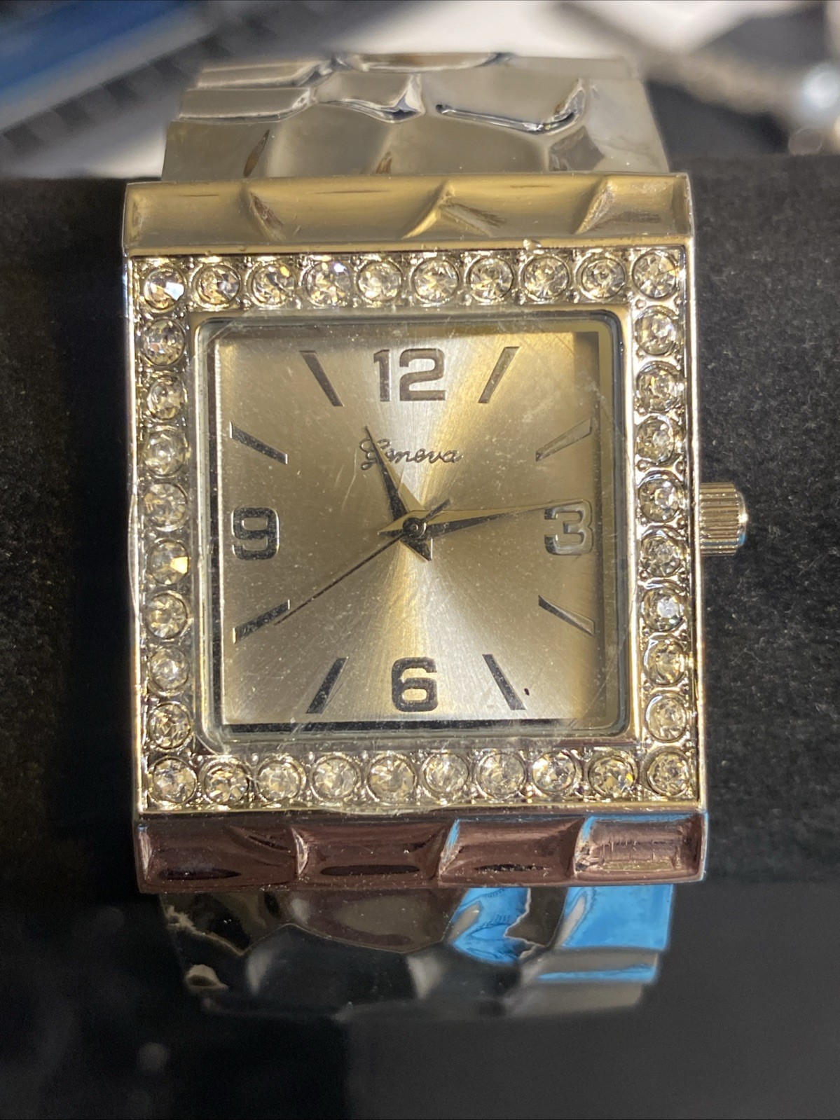 WOMAN’S GENEVA WRISTWATCH SILVERTONE BANGLE CUFF NEW BATTERY