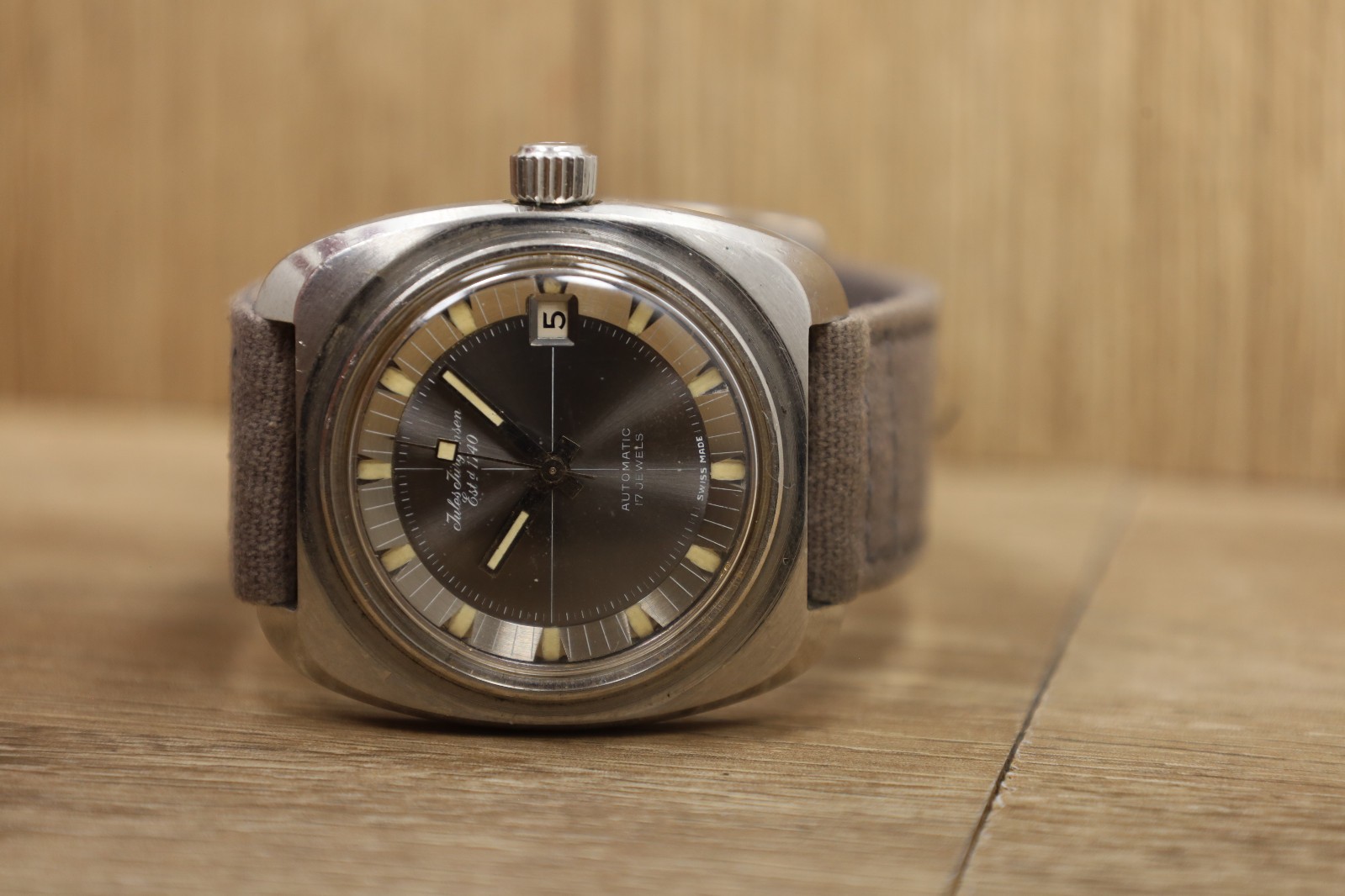 Vintage Jules Jurgensen Mens Dive Watch Reference H.66.208 36mm Case Date
