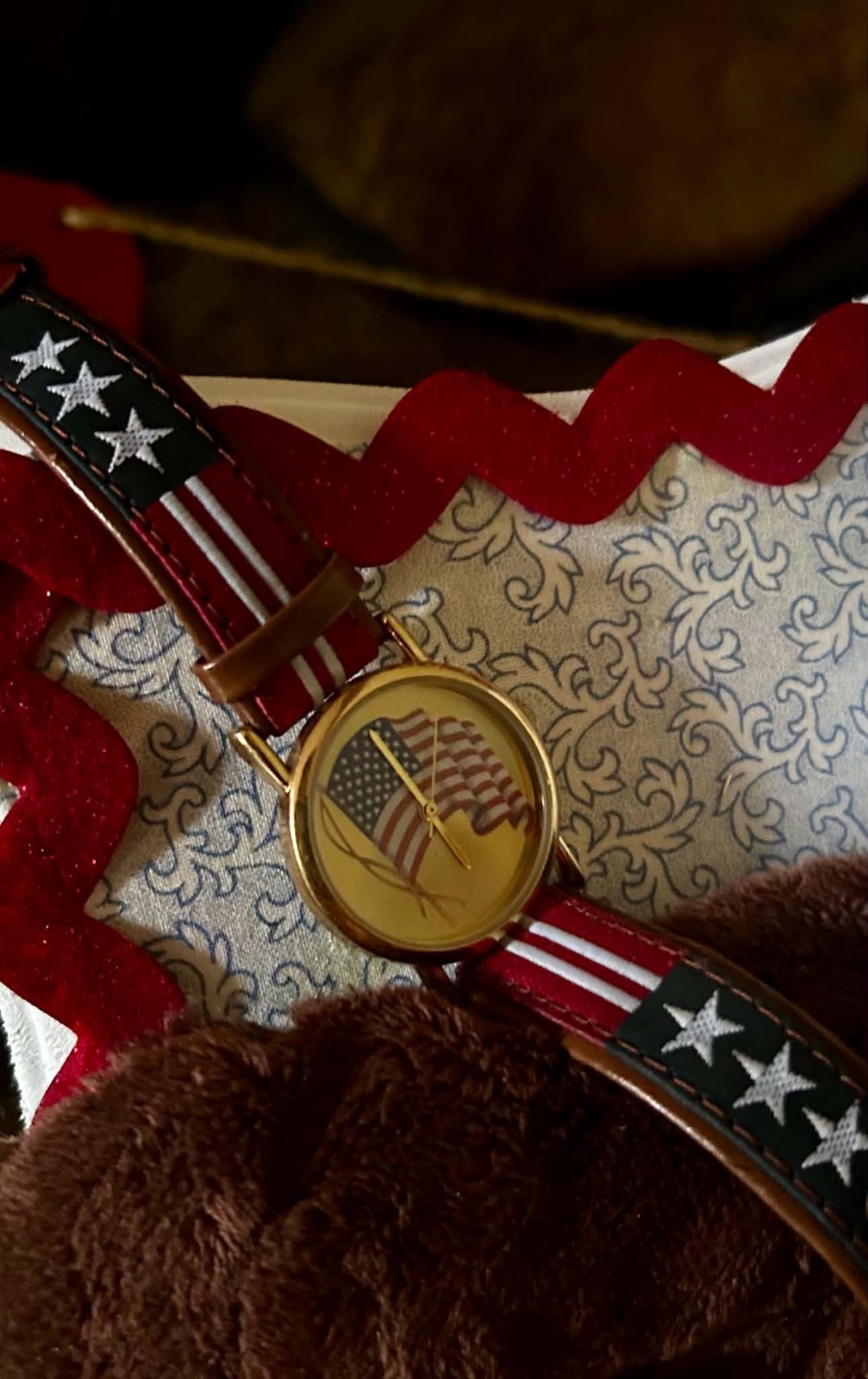 Valdawn Quartz Analog Wristwatch USA Flag Dial Gold Tone Leather Strap