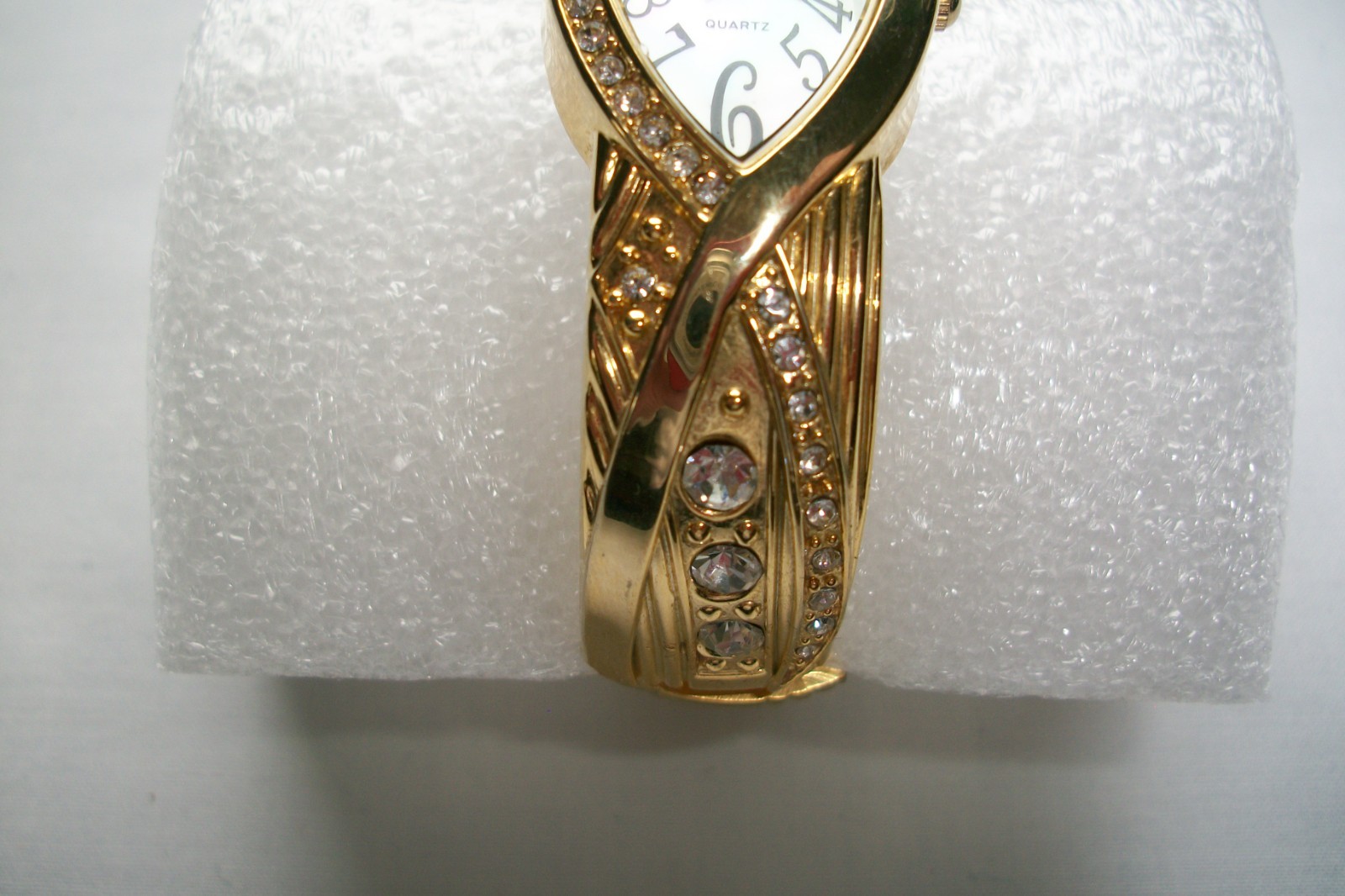 Vivani Gold Tone Ornate Bracelet Quartz Watch (Oval Shaped) Japan MOVT