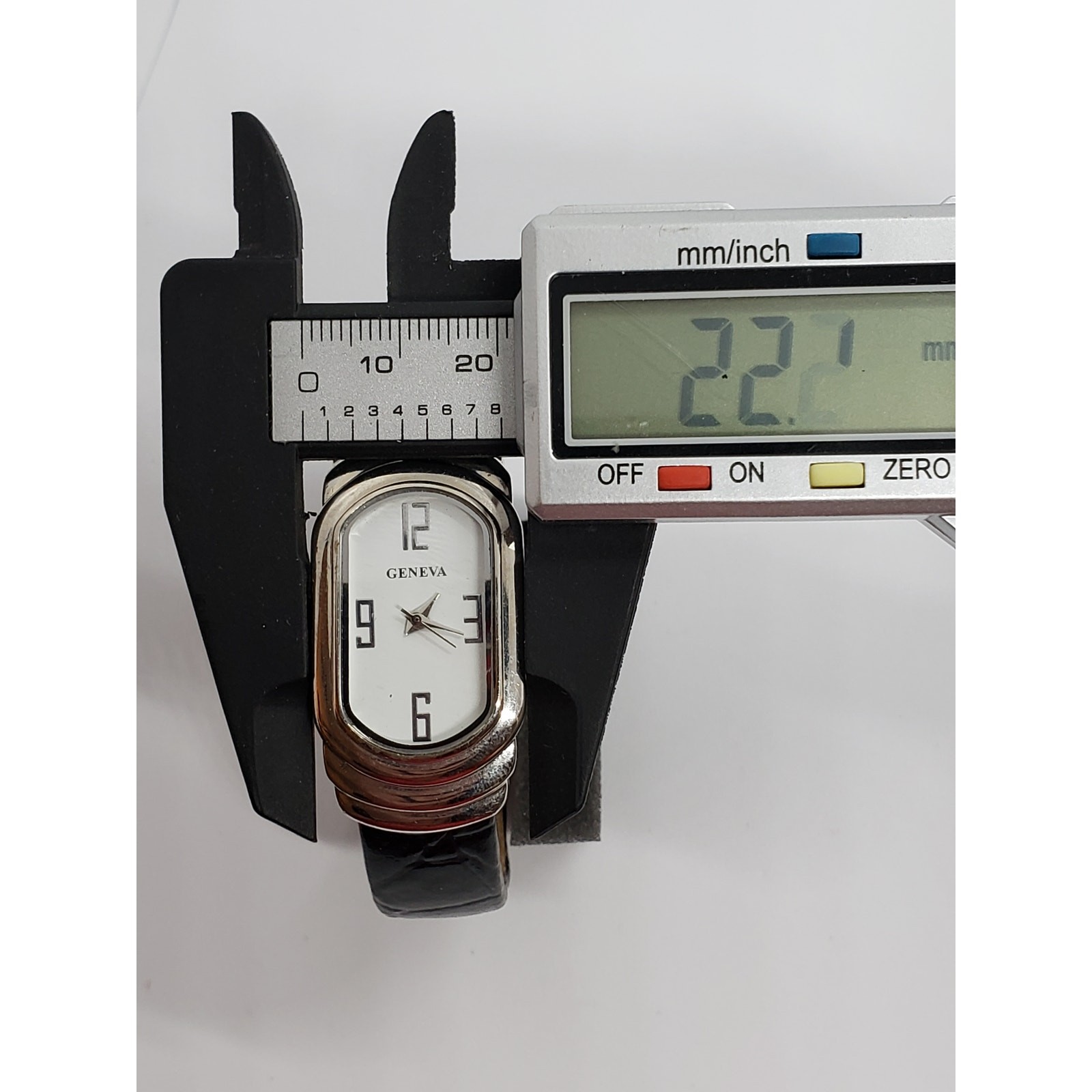 Geneva women’s watch. Oval face. Bangle style band. 3270. Working watch.