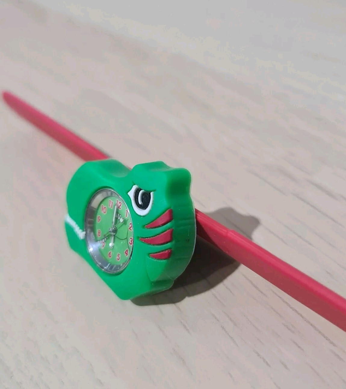 Dinosaur Themed Anisnap Wristwatch Green & Red Slap On Band Snap Band