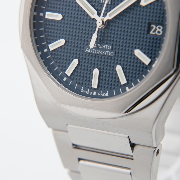 Girard-Perregaux Laureato 42mm 81010-11-431-11A Blue Box/Paper