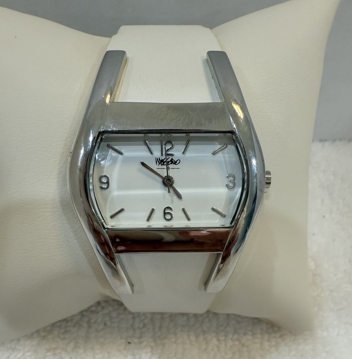 NEW Mossimo Womens Silver Tone Quartz Watch with White Leather BAND NEW BATTERY