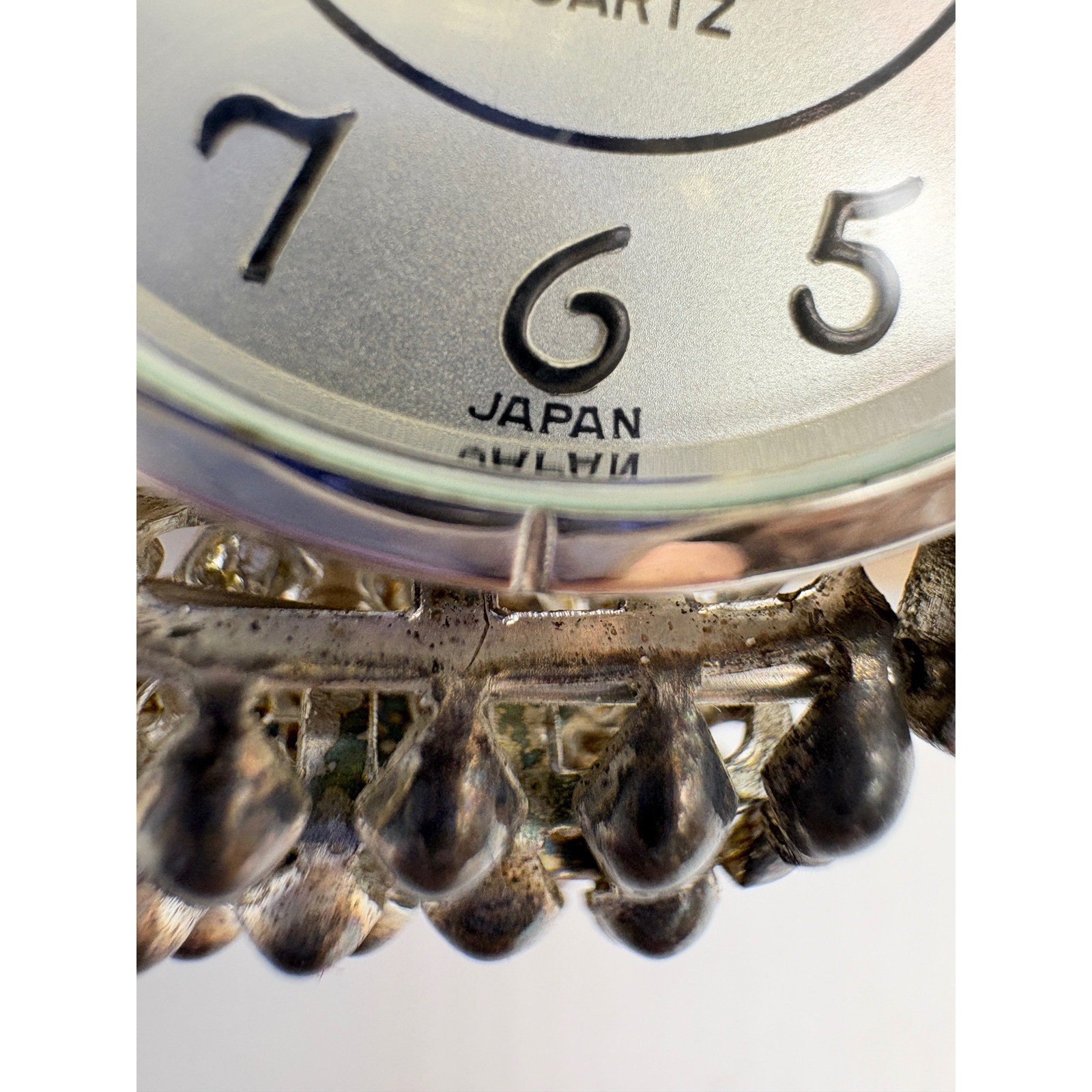 Geneva Quartz Watch Silver Tone Popcorn Mesh Magnetic Clasp Filigree Band Mens