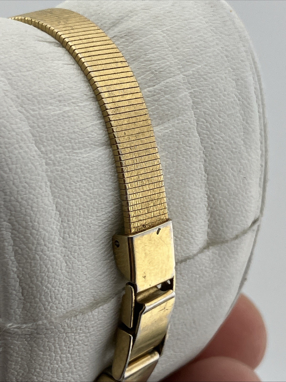 Vtg Seiko Ladies 17mm Watch Gold Tone Hexagonal Gold Dial 6.5″ 2P20-5H39 – RUNS