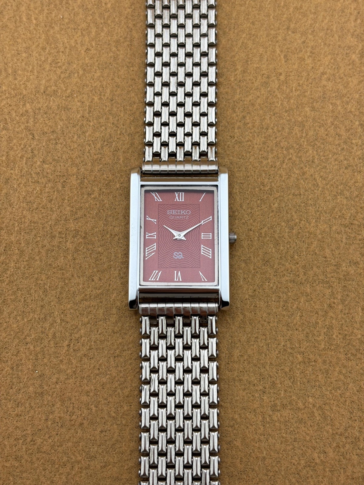 RARE RED SILVER Vintage Seiko Slim Quartz Men’s Wristwatch