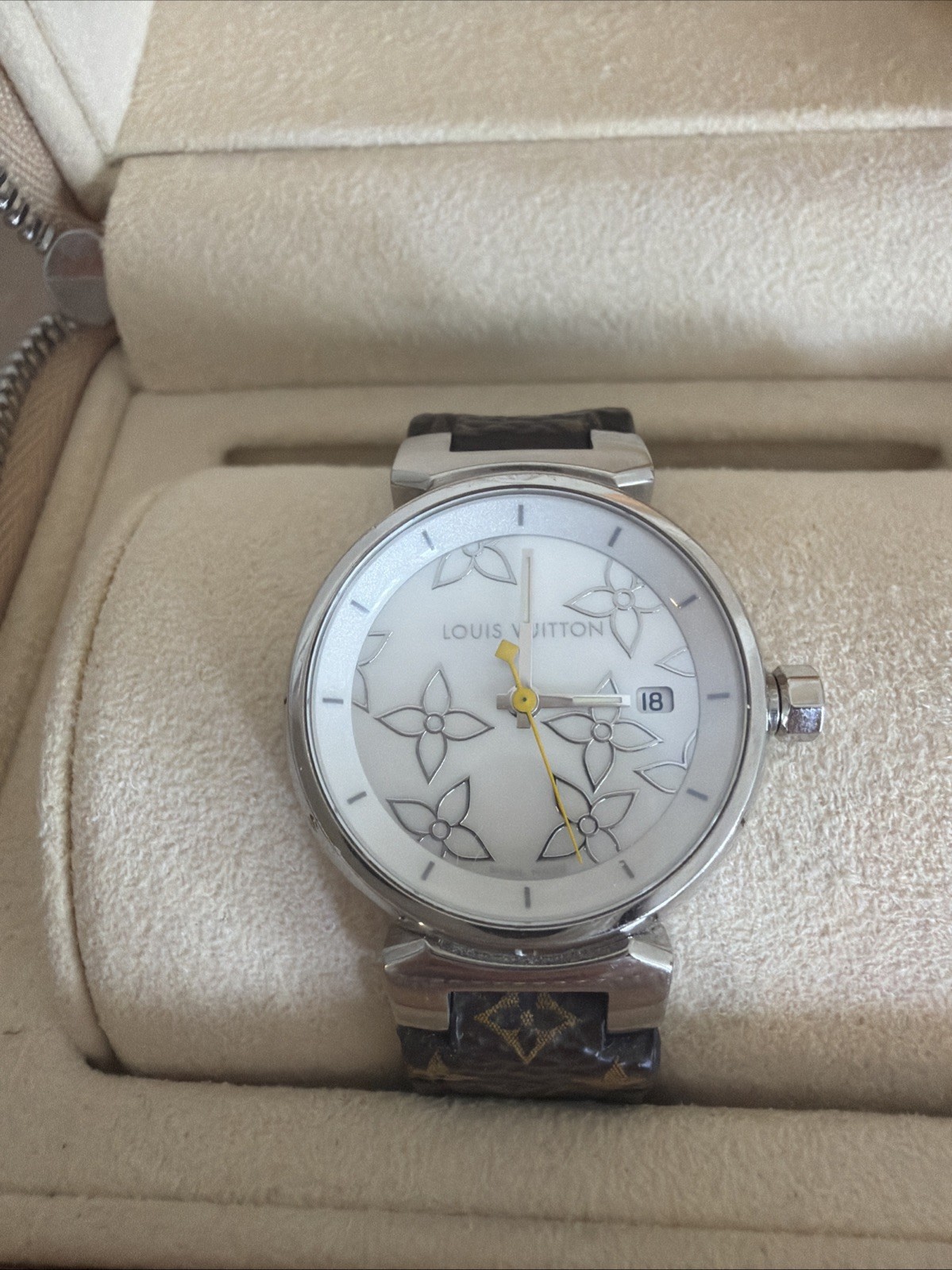 Louis Vuitton Tambour Date Quartz Q121C White Shell Dial 25mm Watch Box & Papers