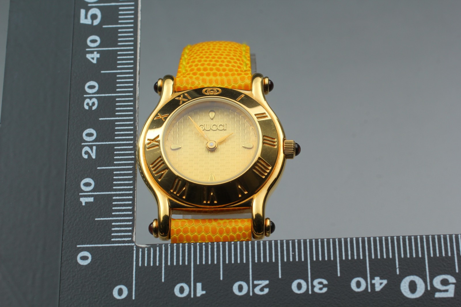 [Near MINT w/ Box] Vintage Gucci 6500L 27mm Gold Dial Quartz Women’s Watch