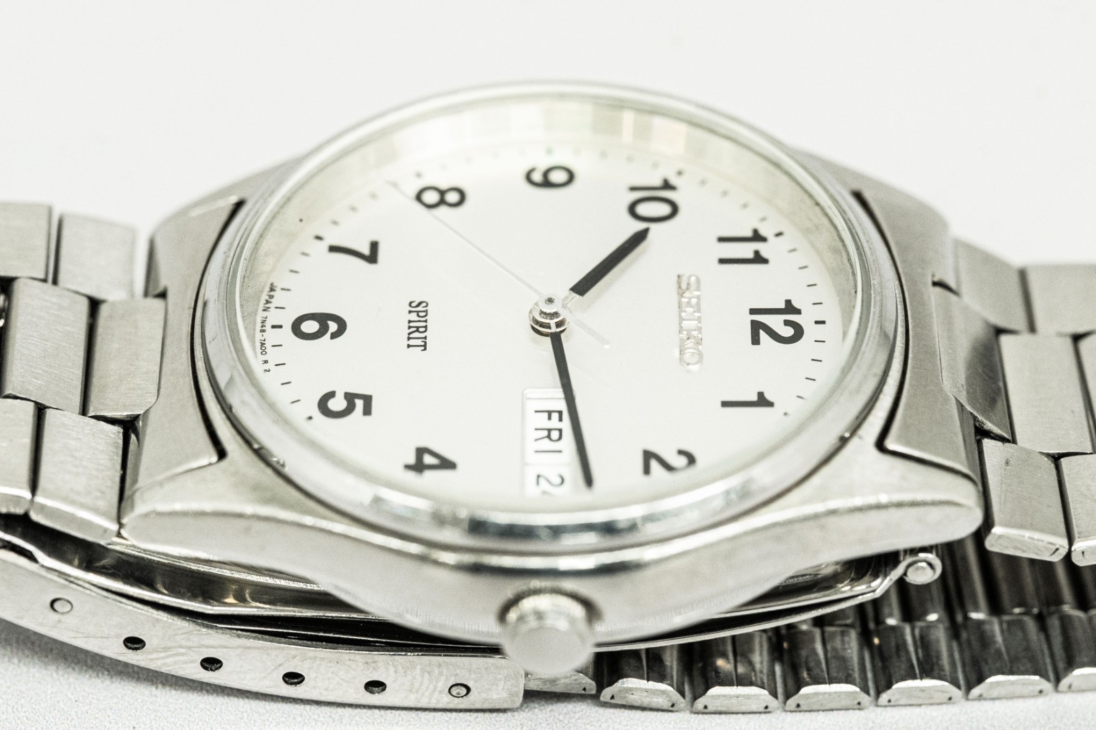 Vintage 1995 *NEAR MINT* SEIKO SPIRIT 7N48-7A00 Quartz Day/Date Arabic 33mm Mens