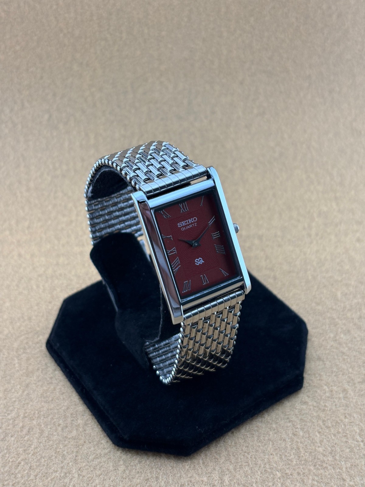 RARE RED SILVER Vintage Seiko Slim Quartz Men’s Wristwatch