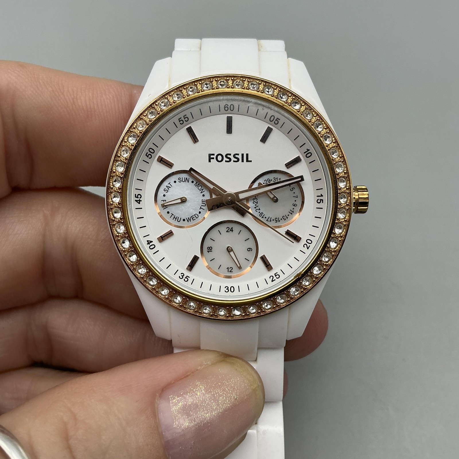 Fossil Womens Watch 37mm Gold Tone Crystal Bezel Day Date ES-2869 New Battery 7″