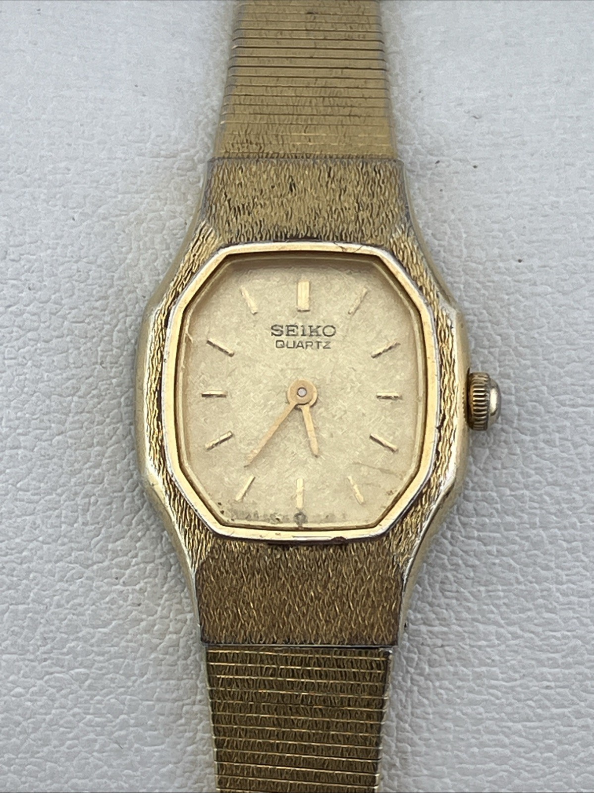 Vtg Seiko Ladies 17mm Watch Gold Tone Hexagonal Gold Dial 6.5″ 2P20-5H39 – RUNS
