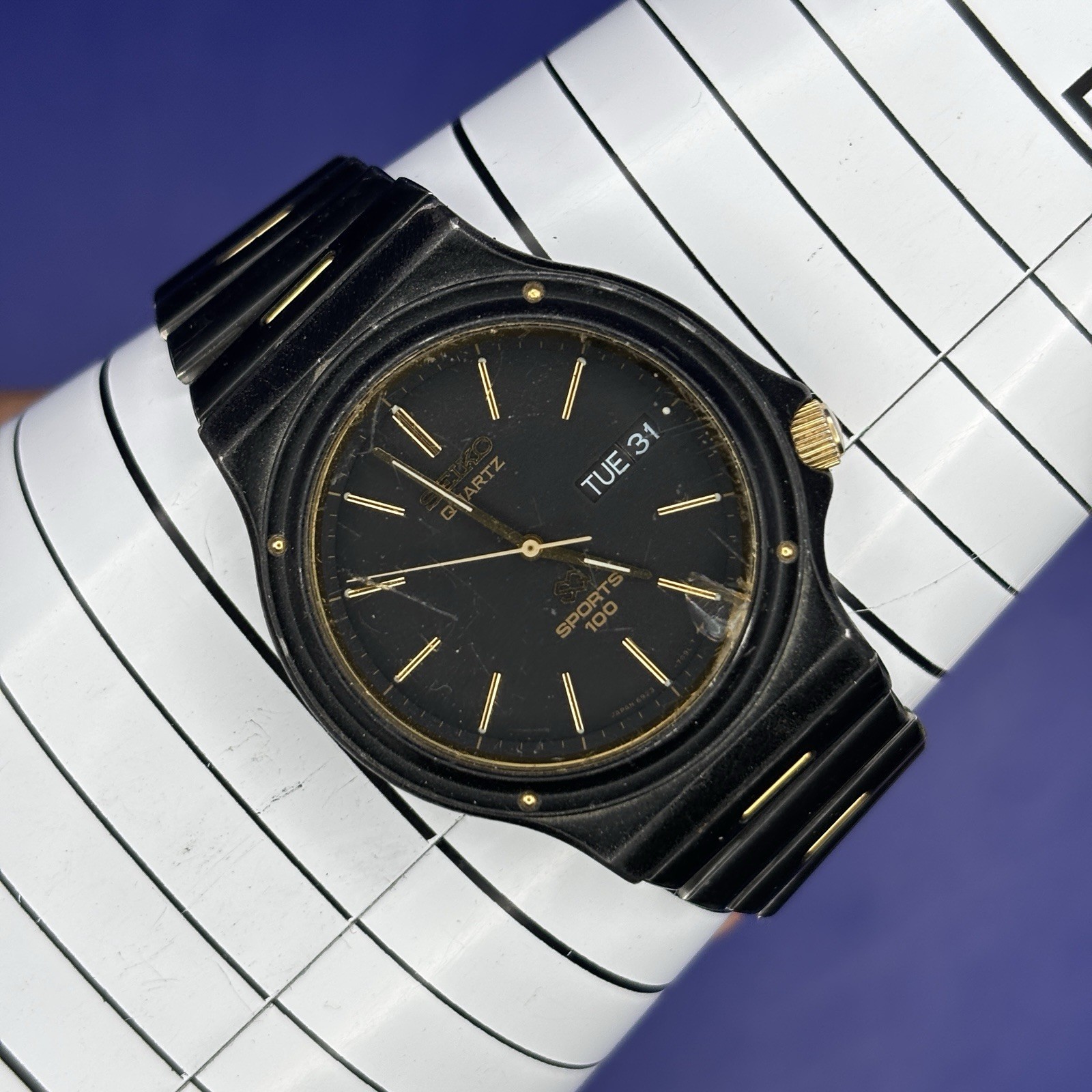 Seiko SQ Sports Watch Men 37mm Black Dial Black & Gold Tone Daydate #6.15