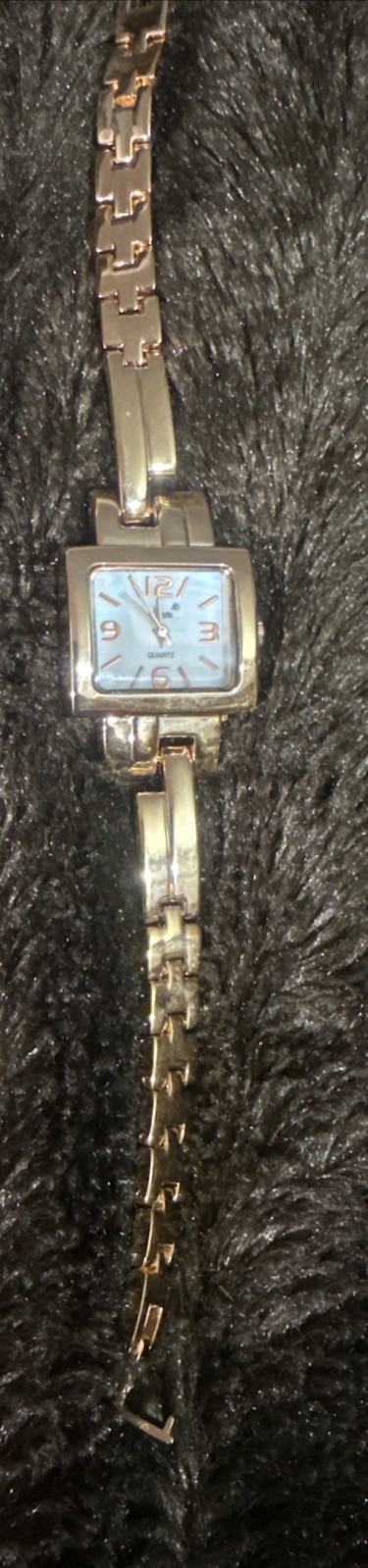 VINTAGE VIVANI WOMEN’S WATCH ROSE GOLD TONE NEW IN BOX ( NEED BATTERIES)