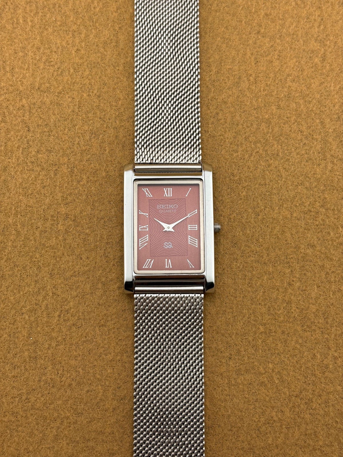 RARE RED SILVER Vintage Seiko Slim Quartz Men’s Wristwatch