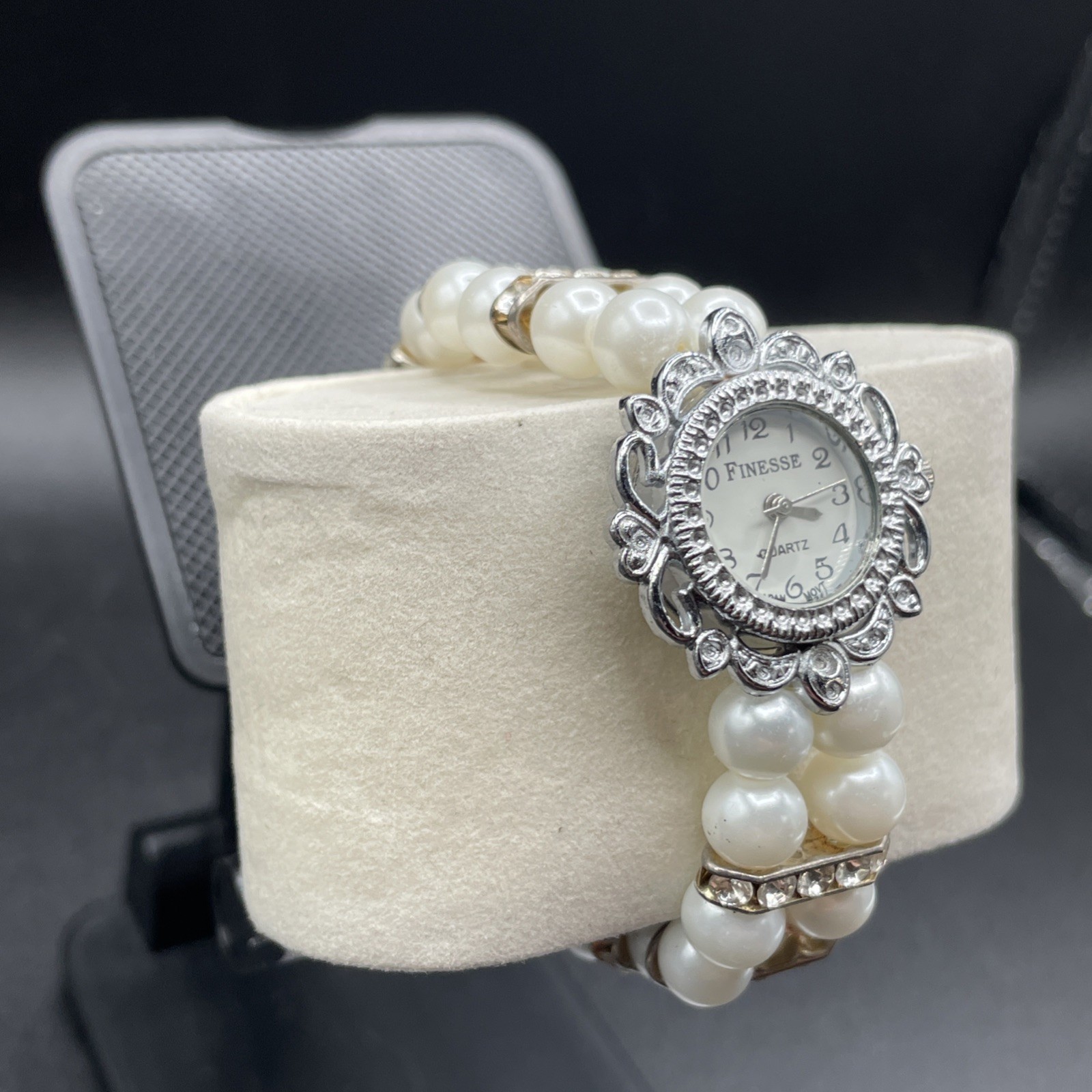 Finesse Women’s Quartz Bracelet Watch Pearl Beaded Rhinestone Stretch, Needs Bat
