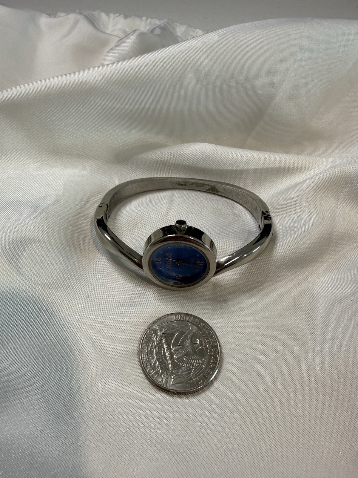 Mudd Girl’s Quartz Analog Bangle Watch Blue Dial Arabic Numerals Silver WORKING