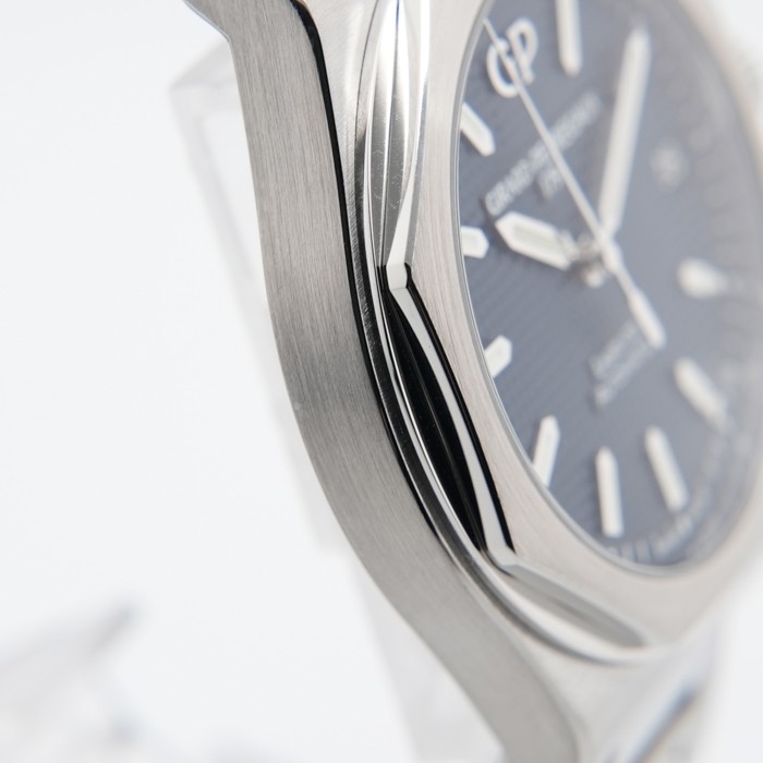 Girard-Perregaux Laureato 42mm 81010-11-431-11A Blue Box/Paper