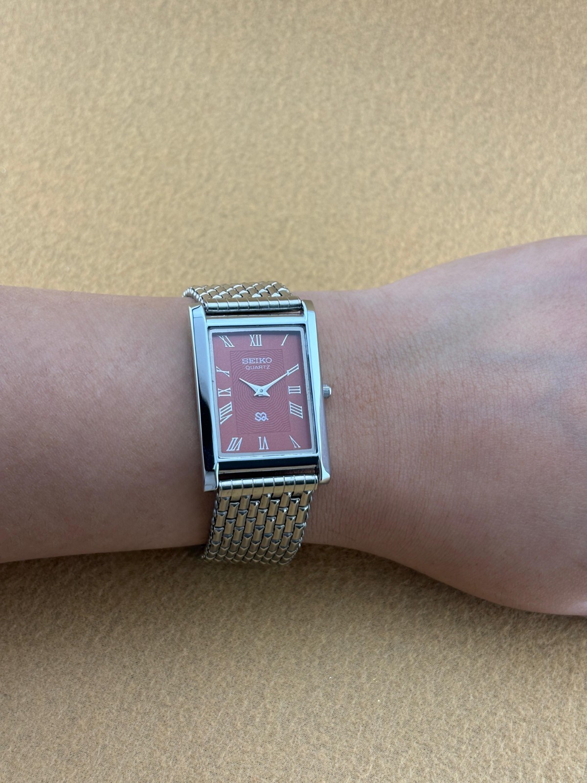 RARE RED SILVER Vintage Seiko Slim Quartz Men’s Wristwatch