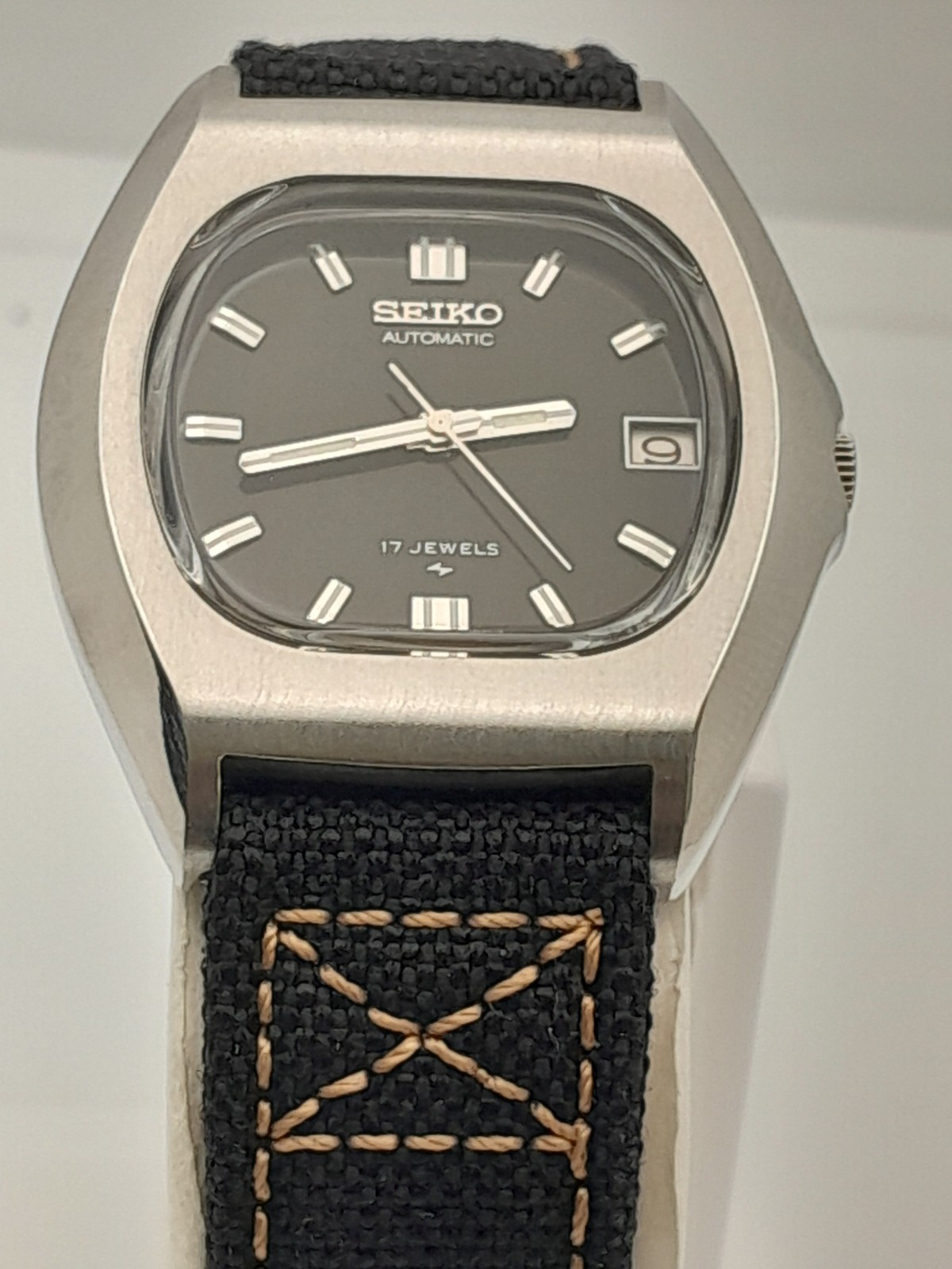 Vintage Seiko 7025-6010 Automatic 17 Jewels Black Dial Cushion Case Men’s Watch