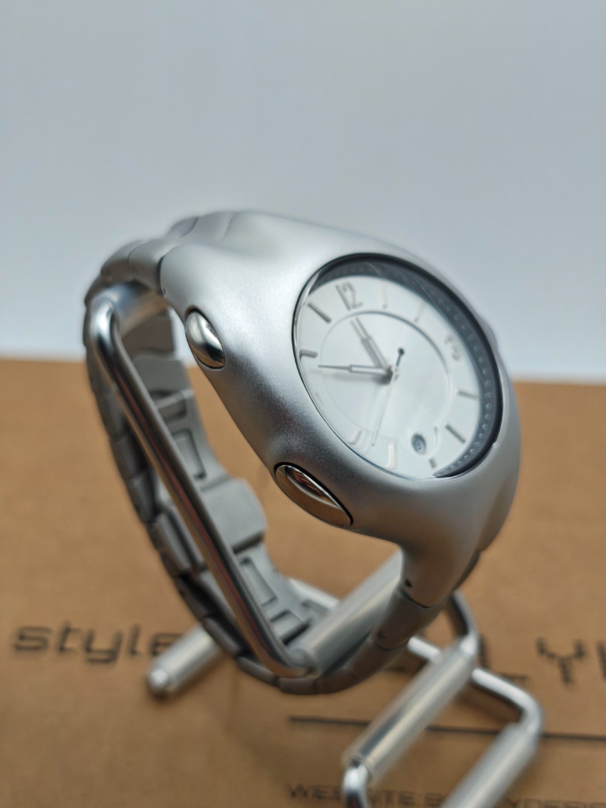 BenlyDesign X5000Q – Möbius-Inspired Retro-Futuristic Quartz Watch