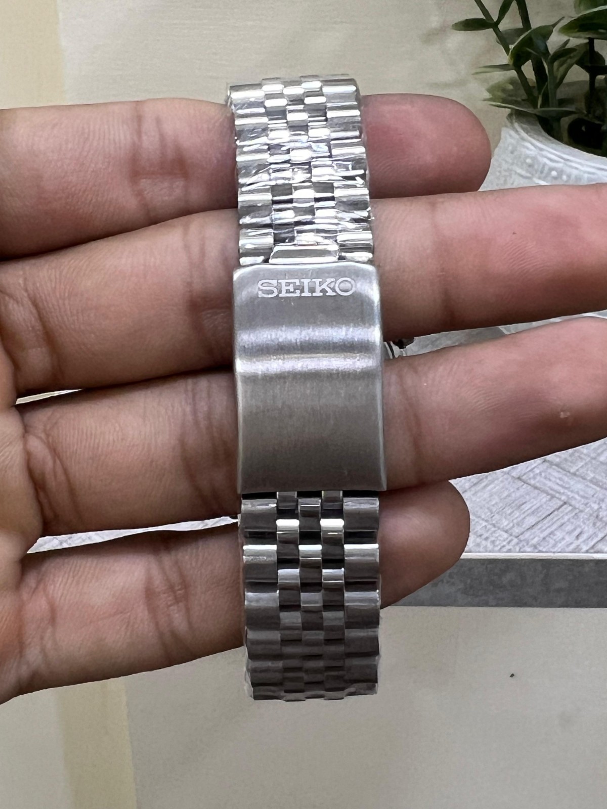 Seiko 5 Automatic Green and Black Dial Mens Watch Japan Made 7009