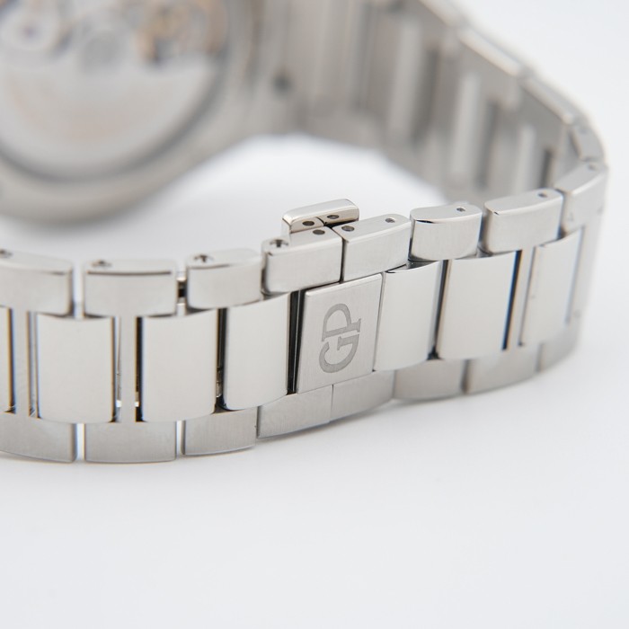 Girard-Perregaux Laureato 42mm 81010-11-431-11A Blue Box/Paper
