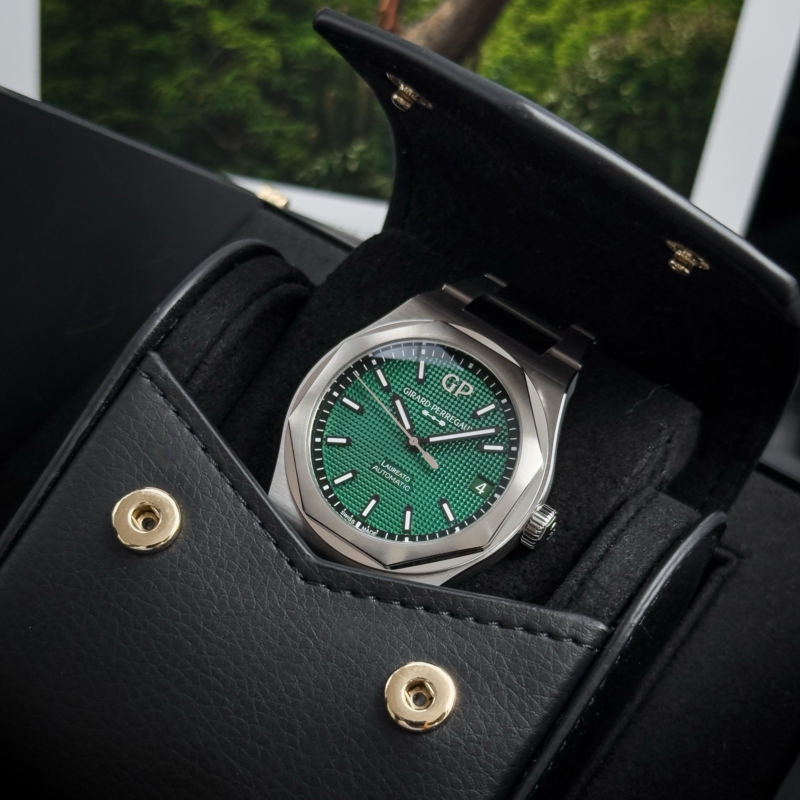 2025 Girard-Perregaux Laureato Green Dail 42mm 81010-11-3153-1CM Complete Set